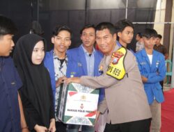Jelang Ramadhan, Kapolres Sampang Bagikan Paket Sembako kepada Mahasiswa