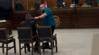 Sidang Razman Nasution Ricuh, Pengacara Naik ke Meja Persidangan