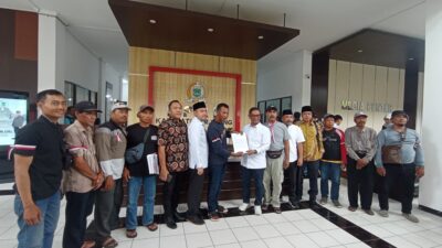 FT. Ketua DPRD Kabupaten Malang tengah saat menerima kunjungan kelompok karamba jaring apung (KJA). (MemoX/nif).