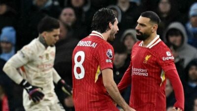 Ft: Gelandang Liverpool Dominik Szoboszlai merayakan gol kedua timnya bersama penyerang Liverpool Mohamed Salah. (ist)