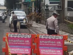 Respon Cepat Unit Kamsel Satlantas Polres Batu Batasi Jalan Rusak dengan Water Barrier