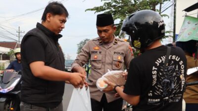 Polisi Kota Batu Tebar Kebaikan dengan Bagi-Bagi Takjil Ramadan