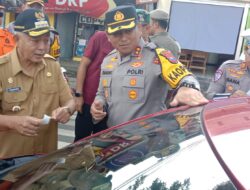 Kapolres Malang Bagi-bagi Stiker Keselamatan dan Hotline Mudik Polri 110