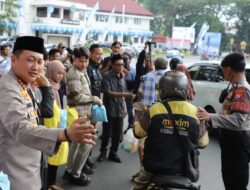 Pasca Aksi Demo di Gedung DPRD Polisi Kota Malang Bagikan Ratusan Paket Sembako