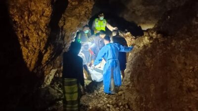 Ft : Proses evakuasi temuan kerangka manusia di dalam Goa Pletes, di Sumbermanjing Wetan, Kabupaten Malang, Jawa Timur, Rabu (13/3/2025)