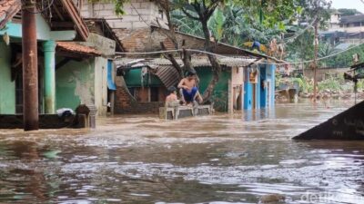 Banjir Jakarta Meluas ke 34 RT, Ketinggian Air Capai 2,5 Meter di Cililitan