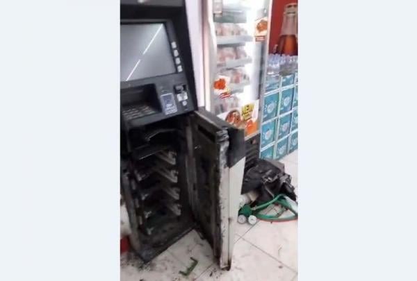 ft: Sebuah mesin ATM di dalam minimarket di Cileungsi, Kabupaten Bogor, menjadi sasaran pembobolan oleh pencuri (ist).