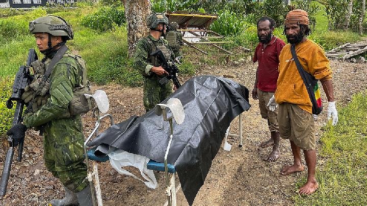 Ft: Anggota Satgas Koops TNI Habema Kogabwilhan III bersama sejumlah warga mengevakuasi jenazah guru korban serangan kelompok kriminal bersenjata (KKB) di Distrik Anggruk, Kabupaten Yahukimo, Papua Pegunungan.(ist)