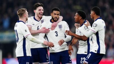ft : Reece James (3) merayakan gol gawang Latvia bersama para pemain Inggris. (ist.)