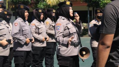 LATIHAN: Polres Malang saat menggelar latihan Dalmas kepada Polwan untuk disiapkan jadi negosiator aksi massa