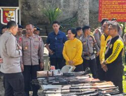 CEK: Kapolresta Malang Kota Kombes Pol Nanang saat mengecek Senpi yang digunakan untuk latihan menembak