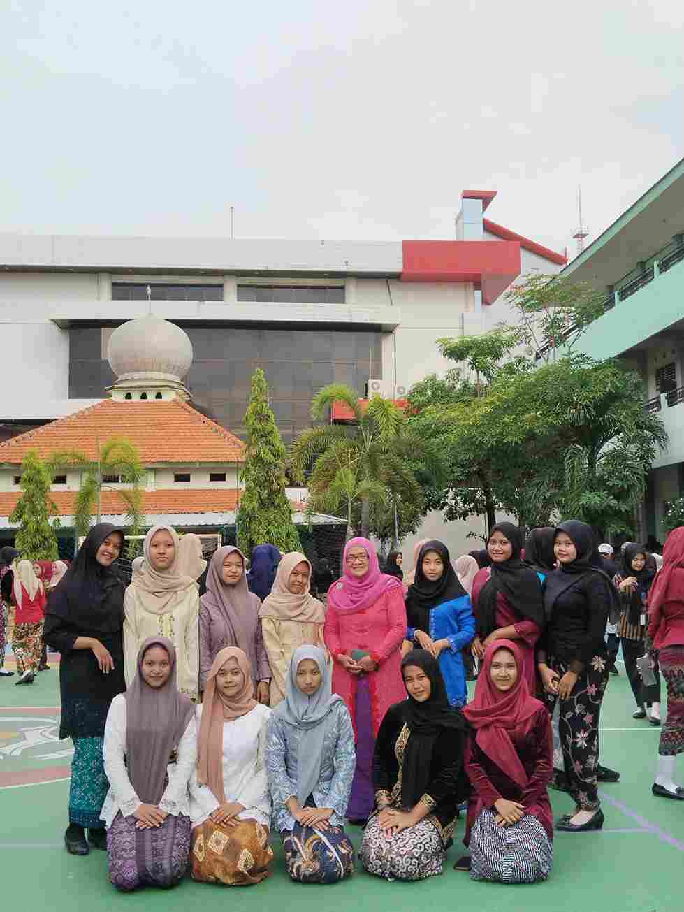 Panggung Budaya Warnai Peringatan Hardiknas 2025 di SMKN 1 Lamongan