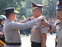 Kapolres Malang Sematkan Pangkat Pengabdian AKBP kepada Acmad Sueb