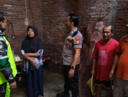Polisi Pakisaji Polres Malang Bantu Warga Terdampak Angin Kencang