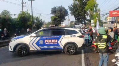 Polres Malang Berikan Pengawalan Driver Ojol Menuju Surabaya