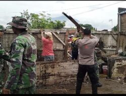 Bersama Warga Polisi Resor Malang Kerja Bakti Benahi Rumah Warga yang Roboh