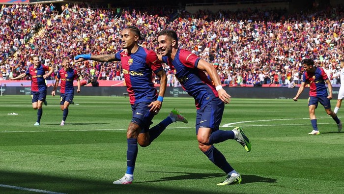 Ft: Pemain Barceloa selebrasai atas golnya Rafhina, di stadion Lluis Companys tadi malam. (ist)