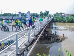 Sampah yang tersangkut di kaki jembatan lama Kota Kediri dibersihkan tim gabungan BPBD