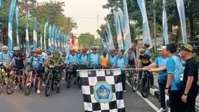 Ft : Bupati Lamongan Yuhronur Efendi Memberangkatkan gowes jelajah Lamongan 456 km di depan pendopo Lamongan (ist.)