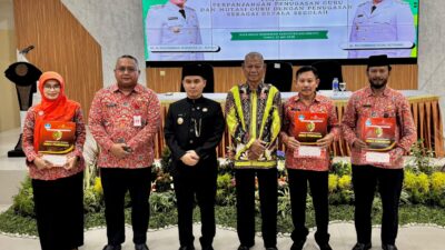 Ft : Penyerahan petikan keputusan bupati mojokerto. (ist.)