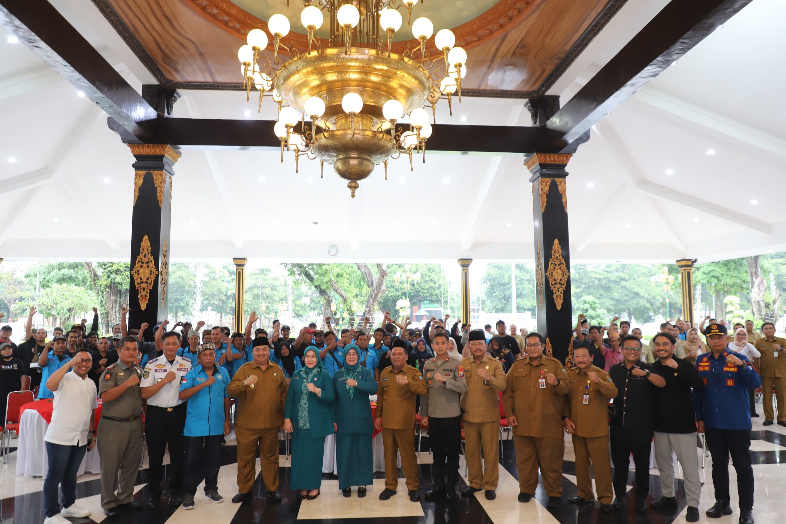 Ft : Bupati Jombang bersama jajaran pejabat dan perwakilan PKL saat mengikuti Forum Rembuk di Kabupaten Jombang. (ist.)