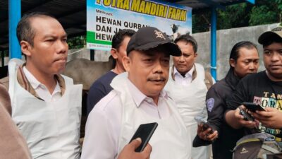 Ft : Pejabat Dinas Peternakan Jombang memberikan keterangan kepada media saat pengecekan sapi kurban di Putra Mandiri Farm, Rabu (28/5/2025).(ist.)