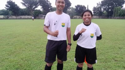 Ft : Eka Nurul Permatasari, wasit perempuan ASKOT PSSI Kediri, memimpin pertandingan Piala Soeratin dengan tegas. (ist.)