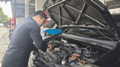 Ft : Petugas Lapas Jombang saat melakukan pengecekan rutin kendaraan dinas untuk memastikan kondisi tetap prima. (ist.)