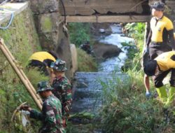 Polres Batu Gelar Baksos Bersama TNI Bersihkan Aliran Sungai