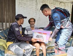Kapolres Malang Bersama Komunitas Otomotif Trail Salurkan Bantuan kepada Masyarakat