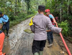 Polisi Resor Malang Evakuasi Tanah Longsor yang Menutupi Akses Jalan Desa Gadungsari