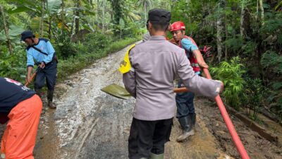 Polisi Resor Malang Evakuasi Tanah Longsor yang Menutupi Akses Jalan Desa Gadungsari