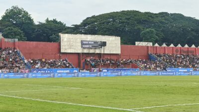Ft : Petugas memeriksa kondisi lampu Stadion Brawijaya yang akan diganti dengan penerangan LED. (ist.)