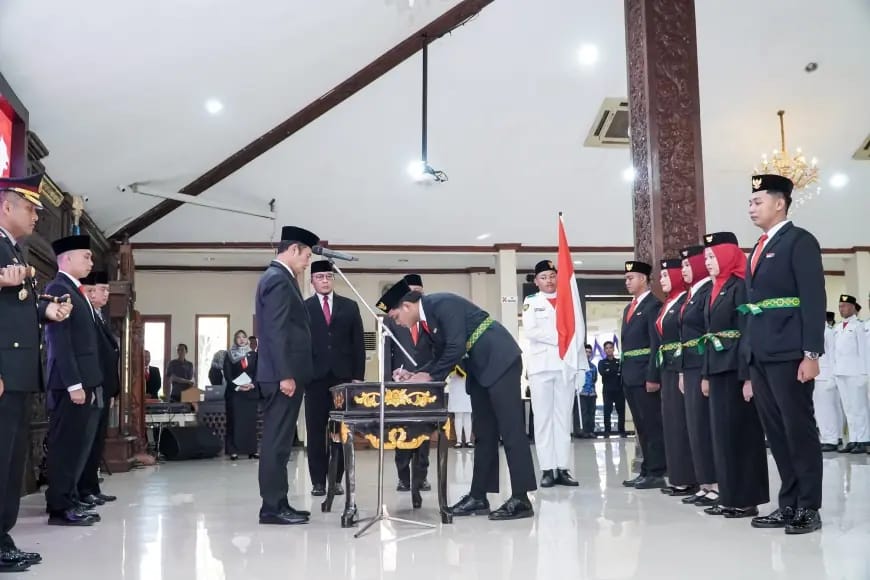 Ft : Bupati Lamongan Yuhronur Efendi memimpin upacara peringatan Hari Lahir Pancasila 2025 di Alun-Alun Lamongan, Senin (2/6).(ist)