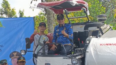Ft: Wali Kota Malang, Wahyu Hidayat Menaiki Combain Harvester yang merupakan bantuan dari Presiden RI Prabowo Subianto.(Memo/fat)