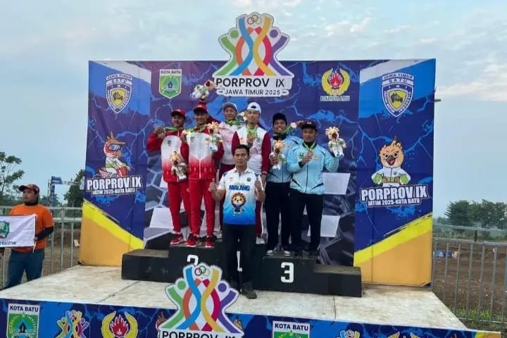 FT. Atlet Bermotor Grasstrack saat menerima medali emas dan perak di Pekan Olahraga Provinsi (Porprov) IX Jawa Timur 2025. (MemoX/istimewa).