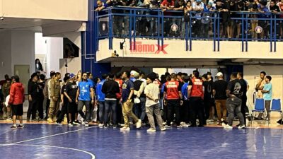 KERICUHAN: Pertadingan dinetikan usaipenonton lempar korek,botol dan sampah ke lapangan futsal Politeknik Negeri Malang. (Crys/memox)