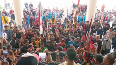 Sejumlah organisasi masyarakat dan Mahasiswa menggelar aksi penolakan terhadap rencana program transmigrasi di Kalimantan Barat (Kalbar). (Foto: Istimewa)