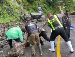 Kasat Lantas Polres Lumajang Ikut Evakuasi Tanah Longsor di Jalur Utama Lumajang–Malang