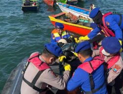 Ditpolairud Polda Jatim Berhasil Evakuasi 2 Korban Meninggal di Perairan Lekok