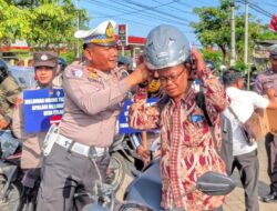 Di Ops Patuh Semeru 2025, Satlantas Polres Trenggalek Bagi Bagi Helm Gratis