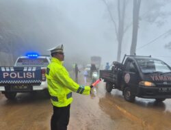 Satlantas Polres Lumajang Terus Pantau Jl. Raya Piket Nol yang Kembali Mengalami Longsor