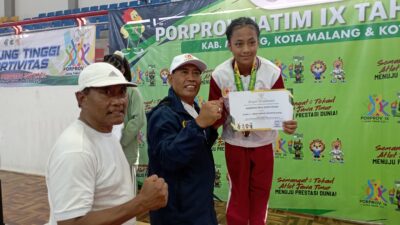 FT. Kepala Dispora Kabupaten Malang didampingi Ketua KONI Kabupaten Malang memberikan medali emas kepada atlet Kabupaten Malang. (MemoX/nif)