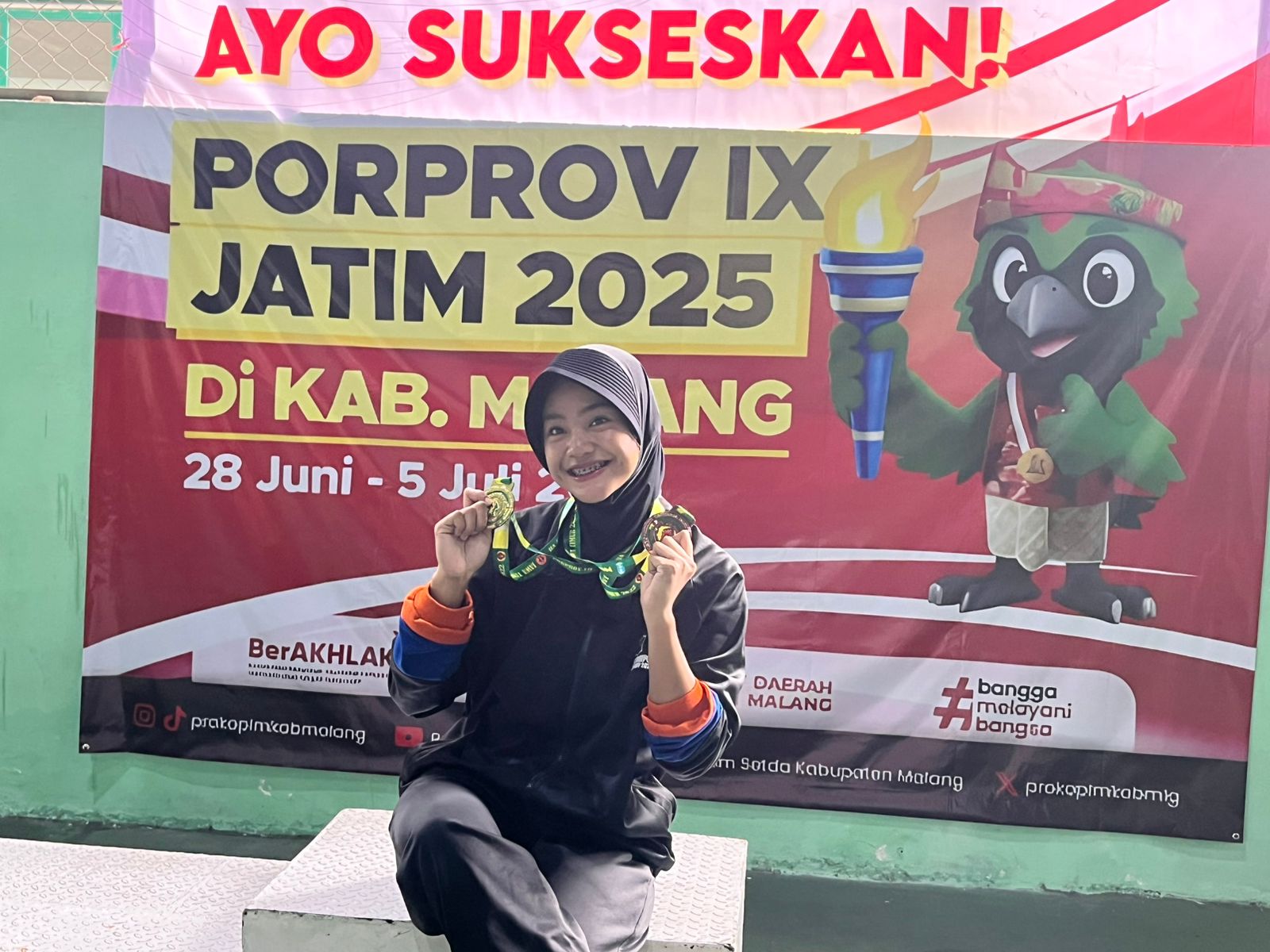 ANGGAR: Yasmin meraih dua medali emas di divisi Inganteris 2/Kostrad Singosari, Malang. (Crys/memox)