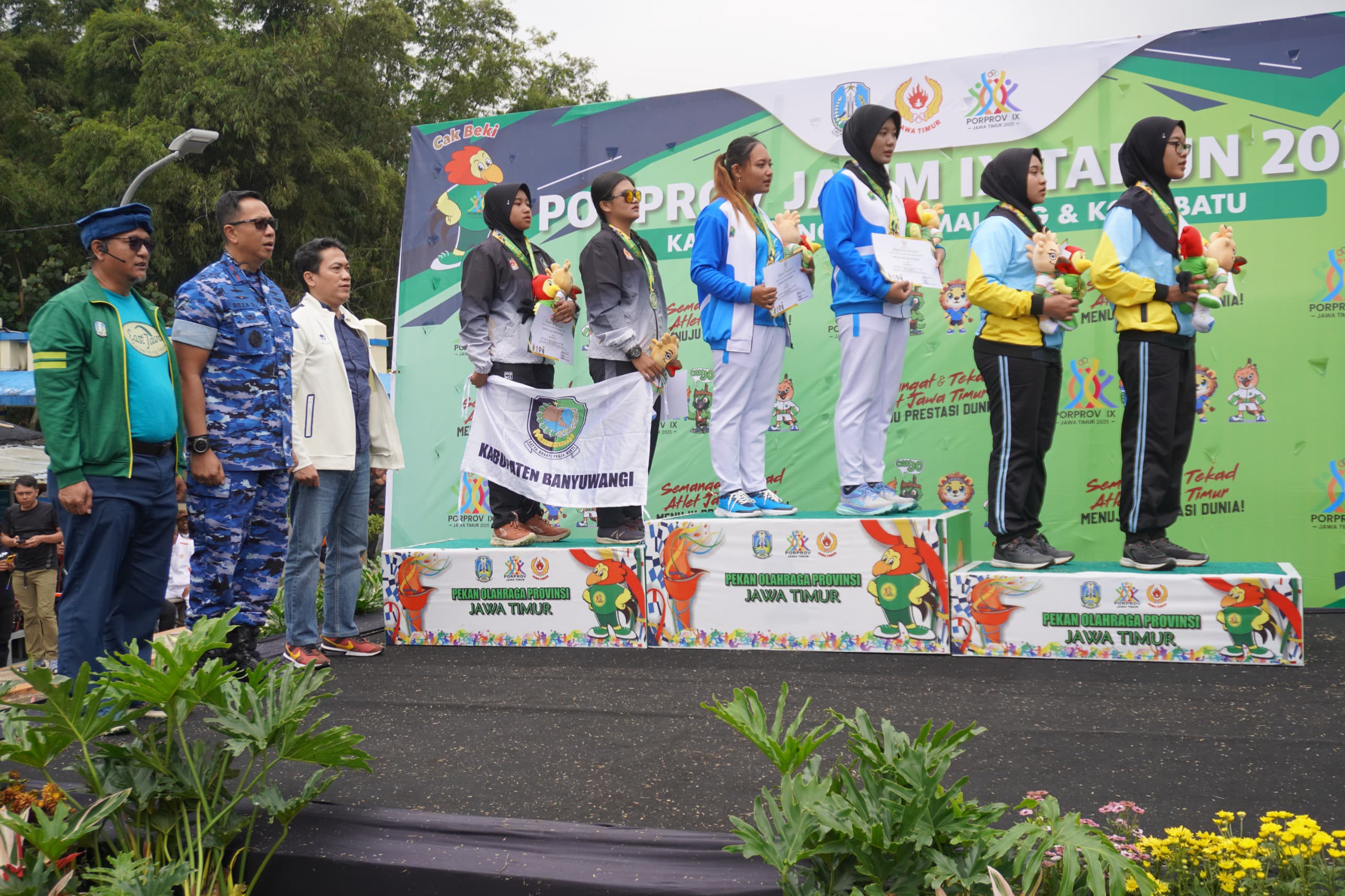 FT. Pemberian hadiah medali emas kepada sang juara. (MemoX/istimewa).