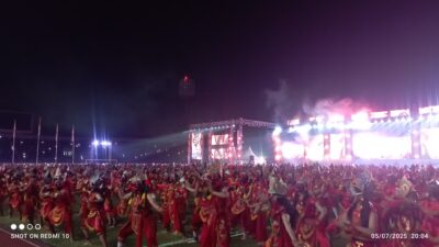 FT. Ribuan penari topeng bapang dalam penutupan Porprov Jatim 2025 di Stadion Kanjuruhan Kabupaten Malang. (MemoX/nif).