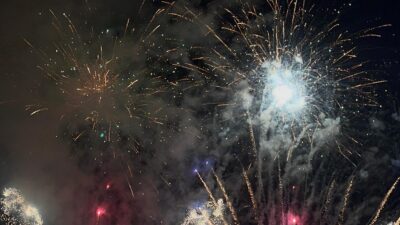 FT. Pesta kembang api saat penutupan Porprov Jatim 2025 di Stadion Kanjuruhan Kabupaten Malang. (MemoX/umi)