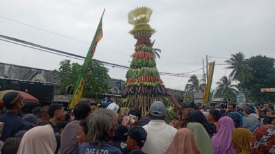 FT. Peserta kirab membawa tumpeng dalam rangka haul Mbah Sogol ke 184 Desa Gondanglegi Kulon, Kecamatan Gondanglegi, Kabupaten Malang. (MemoX/nif).