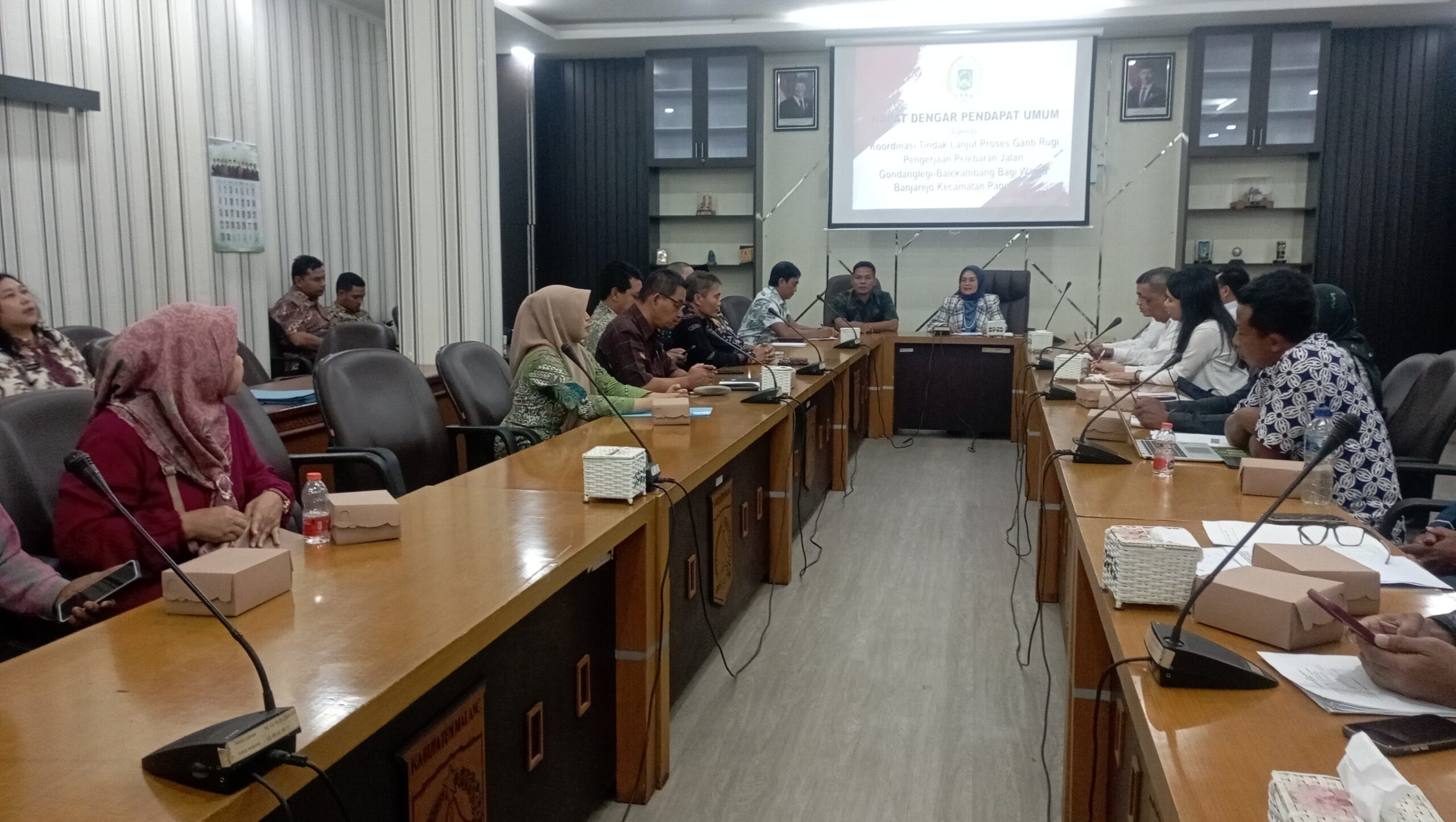 FT. Puluan warga Kecamatan Pagelaran Kabupaten Malang saat mengikuti Rapat Dengar Pendapat Umum di DPRD Kabupaten Malang. (MemoX/nif).