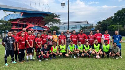 Ft: Wakil Wali Kota Malang, H. Ali Muthohirin, turut memeriahkan acara Fun Match Minisoccer melawan tim PC Ansor Kota Malang di Stadion Gajayana (Lapangan Luar), Kamis (10/07/2025). (Crys/Memox)